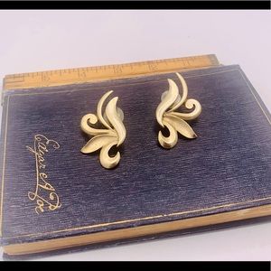 Vintage faded gold pierced earrings swoosh flourish scallop chunky new old stock